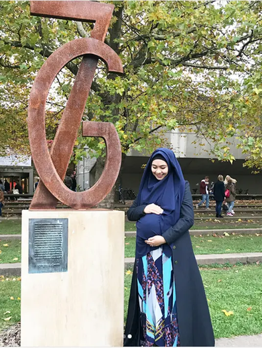 Beberapa hari belakangan ini, Oki Setiana Dewi sedang di Jerman. Sejak 7 Oktober silam, Oki mengikut pertukaran pelajar bersama dengan 13 temannya. Oki mendapatkan beasiswa dari Goethe-Institute. (Instagram/okisetianadewi)