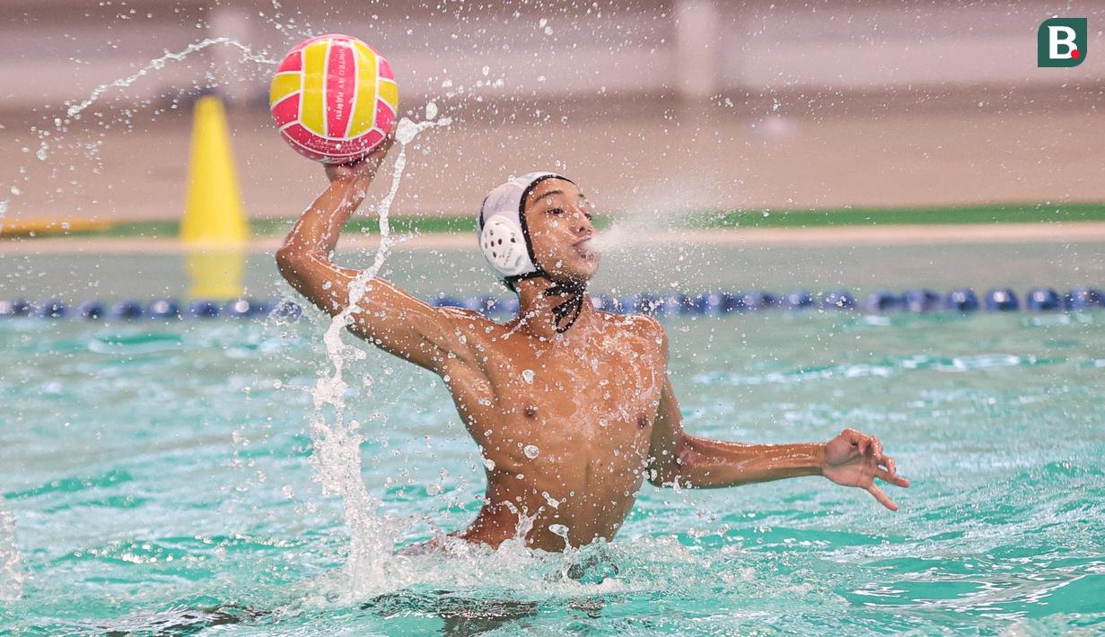 Aksi Caesar Kirano di final polo air kategori U-14 pada Indonesia Open Aquatic Championships (IOAC) 2025 di Stadion Akuatik GBK, Jakarta Pusat, pada Kamis (13/11/2025). (Bola.com/Abdul Aziz)