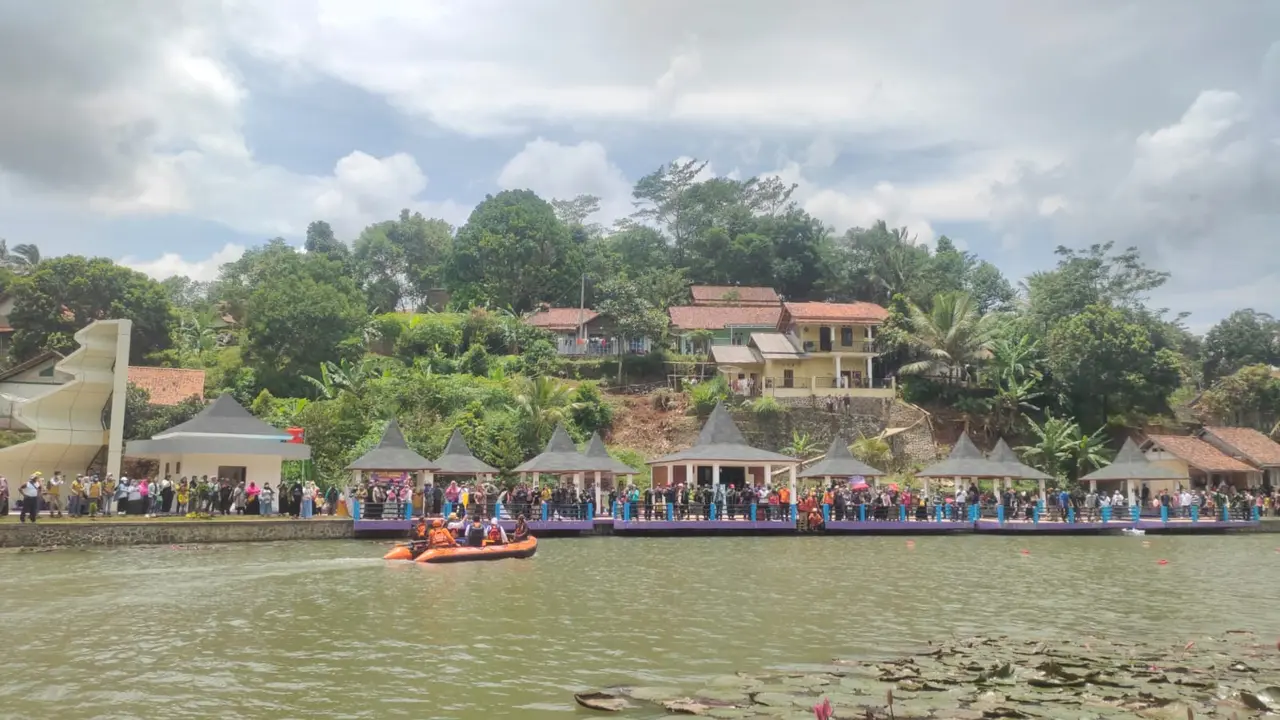 Menawarkan keteduhan dan panorama asri alam terbuka bagi pengunjung, kehadiran Situ Wangi yang letaknya tidak terlalu jauh dari pusat kabupaten Ciamis, diharapkan memberikan kebahagiaan dan keceriaan bagi Anda.