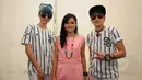 Pemenang keempat ajang Music Vidio Contest, Alif Ekacahya (tengah) berfoto bersama personel 'The Virgin' usai beraksi di panggung inBox SCTV yang dihelat di Cibinong, Bogor, Selasa (27/1/2015). (Liputan6.com/Helmi Fithriansyah)