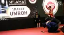 Karyawan Susanti sujud syukur menerima apresiasi berupa paket umroh pada acara Golden Heart Award di Lippo Mall Puri, Jakarta, Rabu (13/3). Program apresiasi ini diharapkan dapat lebih meningkatkan kejujuran. (Liputan6.com/Fery Pradolo)