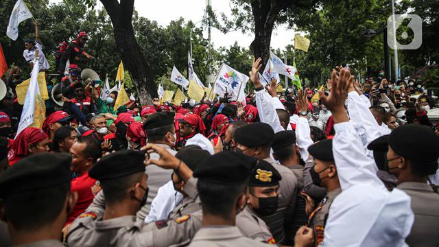 FOTO: Ratusan Buruh Geruduk Balai Kota DKI Jakarta