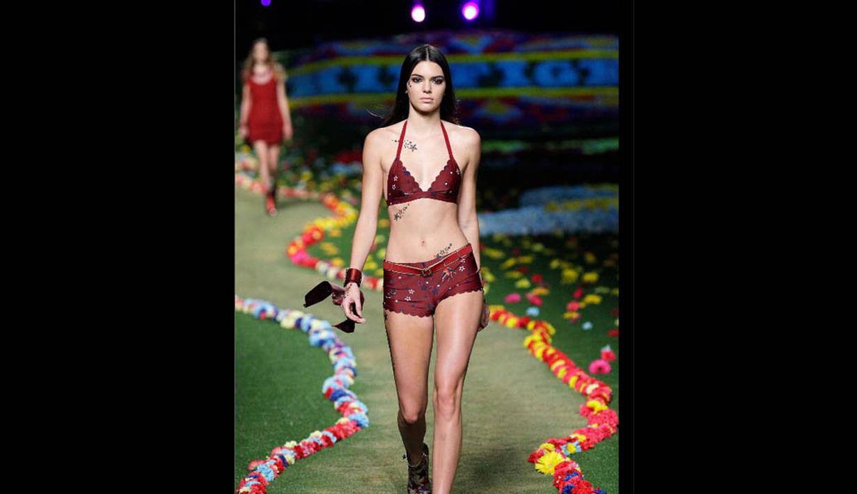Mengenakan bikini rancangan terbaru Tommy Hilfiger, Kendall Jenner tampak sangat percaya diri, New York City, Senin (8/9/14). (Randy Brooke/Getty Images for Tommy Hilfiger/AFP)