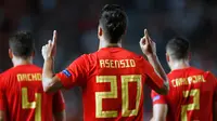 Gelandang Spanyol, Marco Asensio berselebrasi usai mencetak gol kedua ke gawang Kroasia selama pertandingan UEFA Nations League di stadion Manuel Martinez Valero, Spanyol (11/9). Spanyol menang telak atas Kroasia 6-0. (AP Photo/Alberto Saiz)