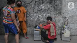 Warga beraktivitas mengenakan masker saat pemberlakuan karantina wilayah di RT 01 RW 04, Kelurahan Semper Barat, Cilincing, Jakarta Utara, Kamis (3/6/2021). Karantina wilayah diberlakukan selama 10 hari ke depan usai sebanyak 22 warga terkonfirmasi positif Covid-19. (merdeka.com/Iqbal S Nugroho)