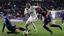Strker Real Madrid, Karim Benzema, mengontrol bola saat melawan Huesca pada laga La Liga Spanyol di Stadion Santiago Bernabeu, Madrid, Minggu (31/3). Madrid menang 3-2 atas Huesca. (AFP/Javier Soriano)