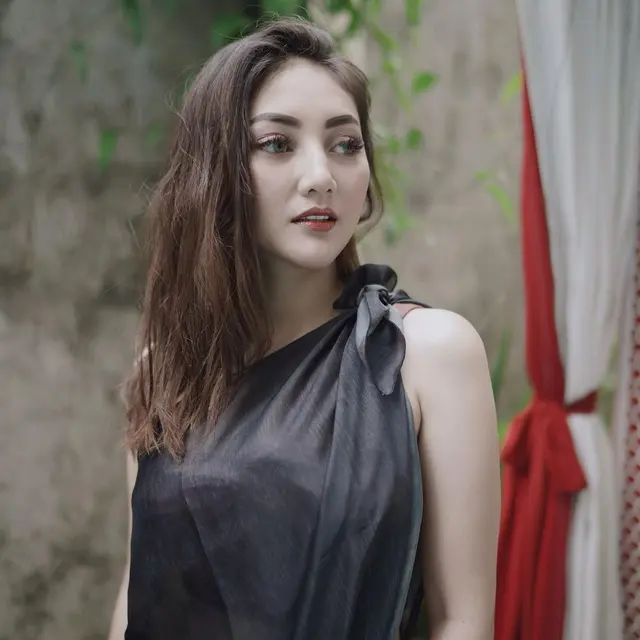 7 Potret Sassha Carissa, Model Menawan yang Merambah Dunia Presenter