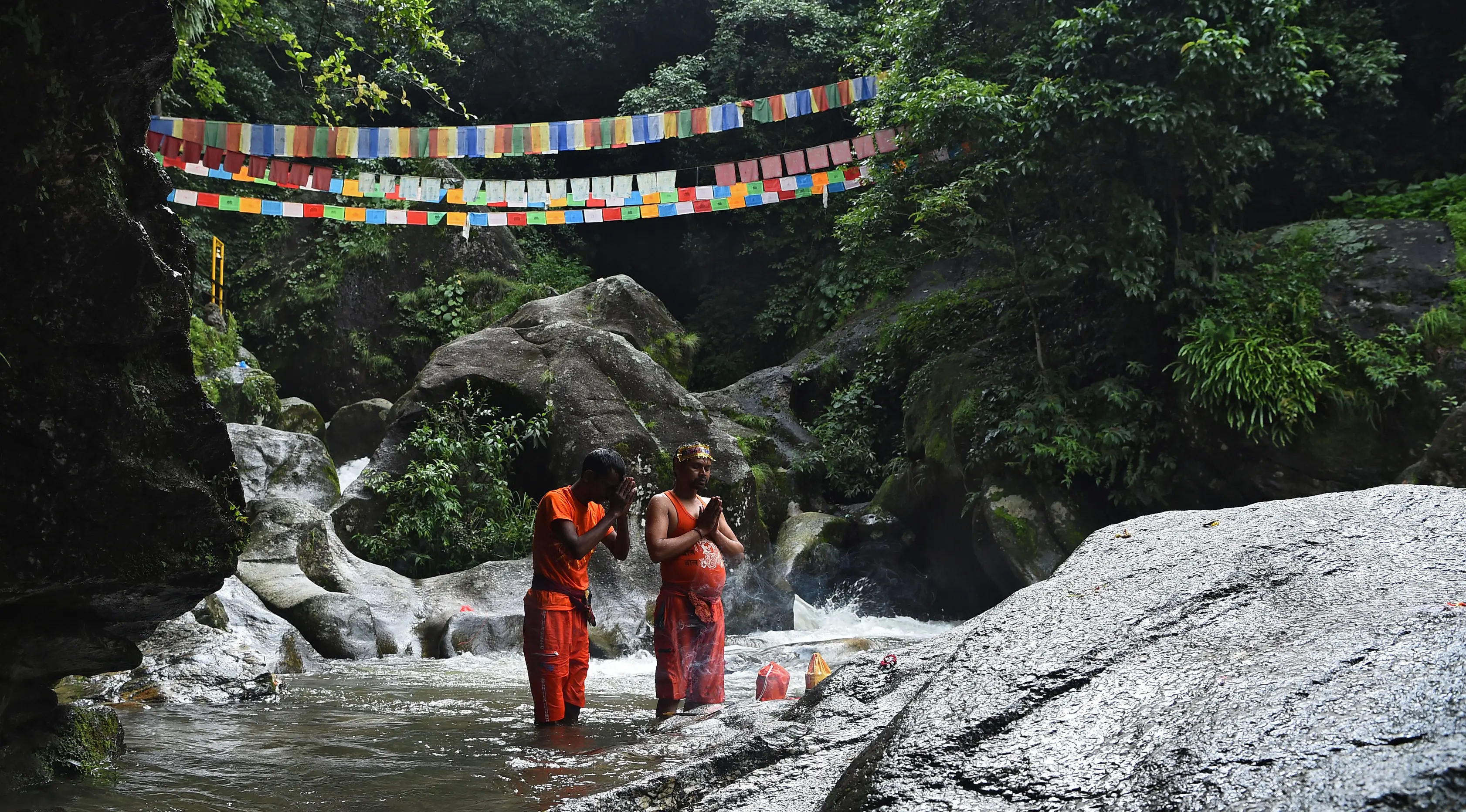 Umat hindu Nepal berdoa saat perayaan Shravan di Sundarijal di pinggiran Kathmandu (7/8). Mereka melakukan doa untuk meminta kehidupan yang bahagia dan sejahtera. (AFP Photo/Prakash Mathema)