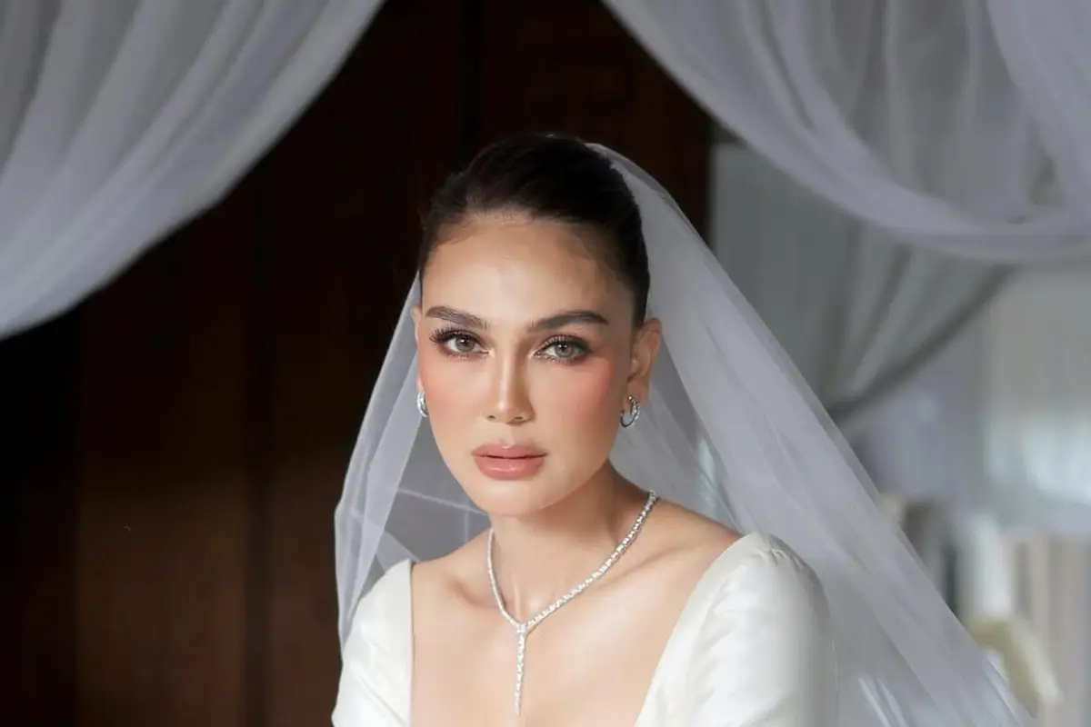 Lakoni Sumpah Pernikahan, Potret Luna Maya Tampil Mewah bak Ratu dengan Kalung BVLGARI Senilai Rp1,5 Miliar