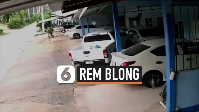 Truk pick up melaju kencang tak terkendali, menghantam sedan yang sedang parkir depan rumah.