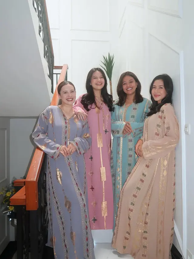 6 Potret Shenina Cinnamon Rayakan Lebaran Bareng Hanggini, Pakai Kaftan Senada