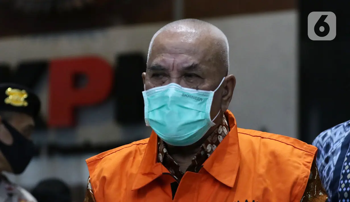 Wali Kota Banjar 2003-2008 dan 2008-2013, Herman Sutrisno usai rilis penahanan di Gedung KPK, Jakarta, Kamis (23/12/2021). Herman Sutrisno merupakan tersangka dugaan korupsi proyek infrastruktur Kota Banjar tahun 2008-2013 dan dugaan penerimaan gratifikasi. (Liputan6.com/Helmi Fithriansyah)