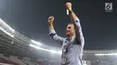 Pelatih Madura United, Milomir Seslija mengangkat tangan usai mengalahkan Persija pada lanjutan Go-Jek Liga 1 Indonesia 2018 bersama Bukalapak di Stadion GBK Jakarta, Sabtu (12/5). Madura United unggul 2-0. (Liputan6.com/Helmi Fithriansyah)