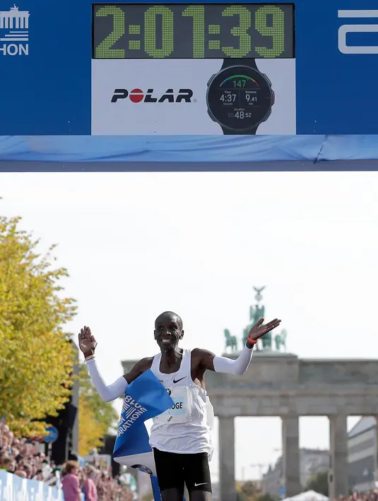 Ekspresi pelari Kenya, Eliud Kipchoge saat tiba di garis finis Berlin Marathon ke-45 di Berlin, Jerman, Minggu (16/9). Kipchoge melahap jarak sepanjang 42,195 kilometer dalam waktu 2 jam 1 menit 39 detik. (AP Photo/Markus Schreiber)
