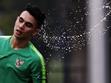 Kiper Timnas Indonesia U-22, Nadeo Argawinata, mengibaskan rambut saat latihan di Lapangan ABC, Jakarta, Senin (14/1). Latihan ini merupakan persiapan jelang Piala AFF U-22. (Bola.com/Vitalis Yogi Trisna)