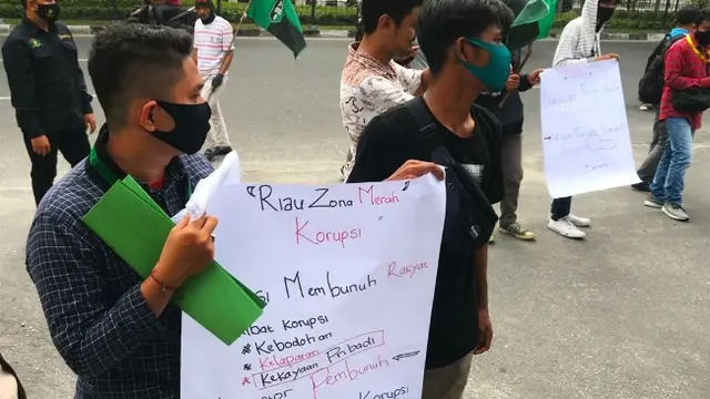 Demonstrasi massa dari HMI di Kejati Riau mendesak pengusutan tuntas dugaan korupsi di Kabupaten Siak.