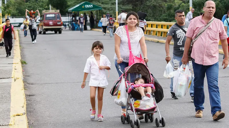 20160706-Perempuan Venezuela Terobos Perbatasan ke Kolombia-Venezuela