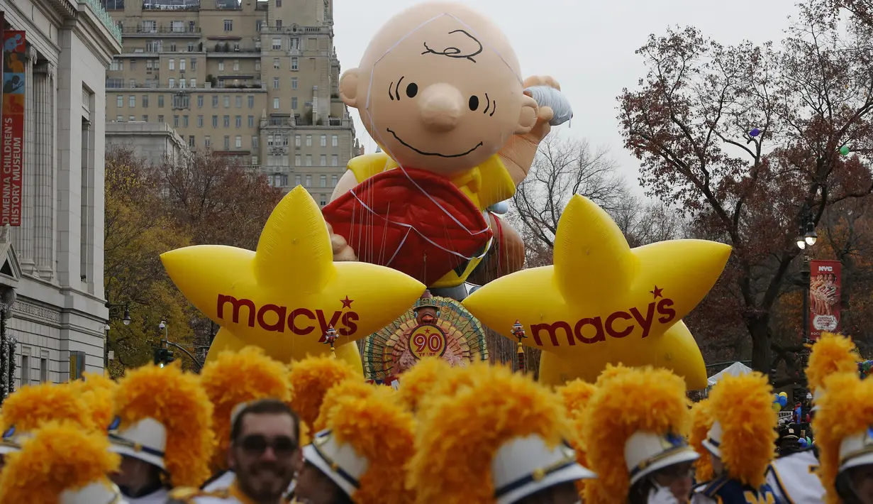 Sebuah balon raksasa diarak di sekitar Central Park West sebelum parade tahunan Macy's Thanksgiving Day ke-90 di Manhattan, New York, Kamis (24/11). Parade ini pertama kali diadakan oleh Macy's pada 1924 di New York. (REUTERS/Andrew Kelly)