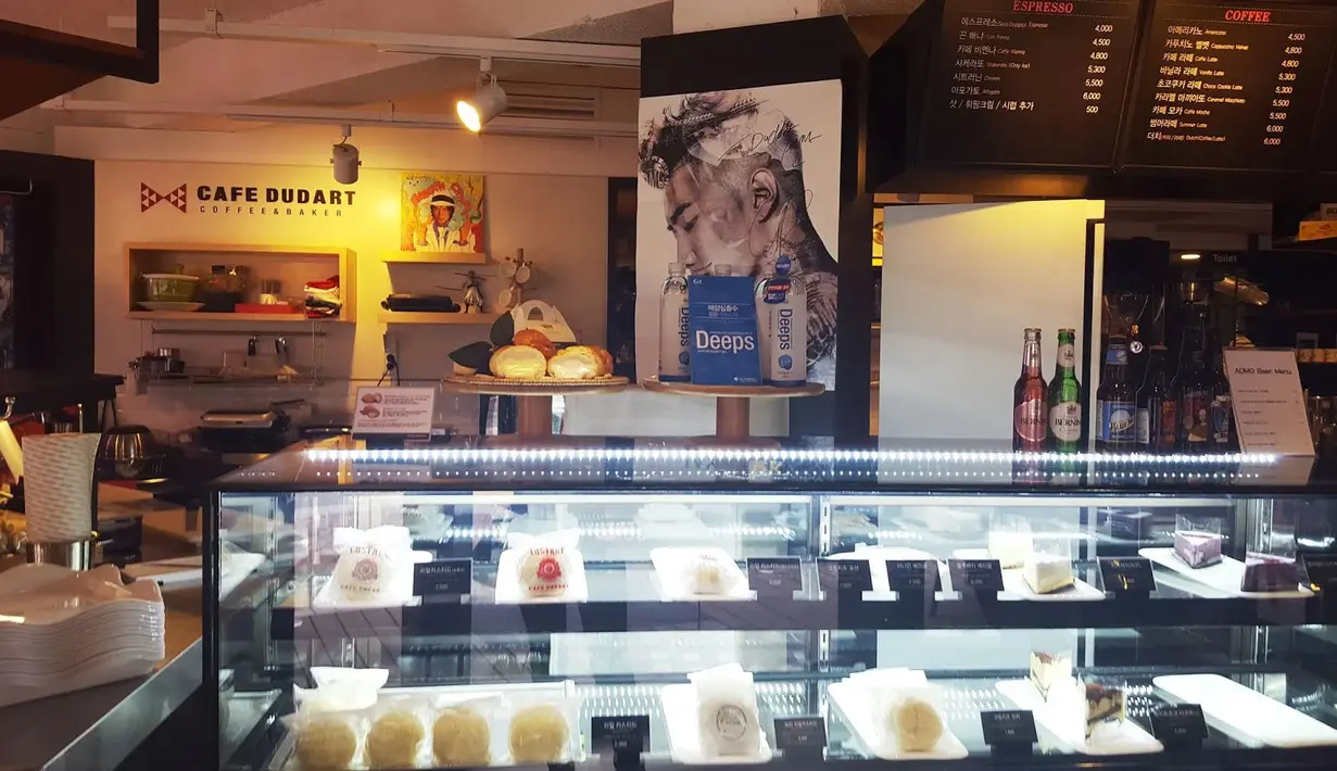 Jay Park punya kafe yang bernama Cafe Dubart. Kafe ini terletak di Rodeo Street Apgujeong. Kafe ini menyediakan berbagai macam makanan dan minuman. (Foto: koreaboo.com)