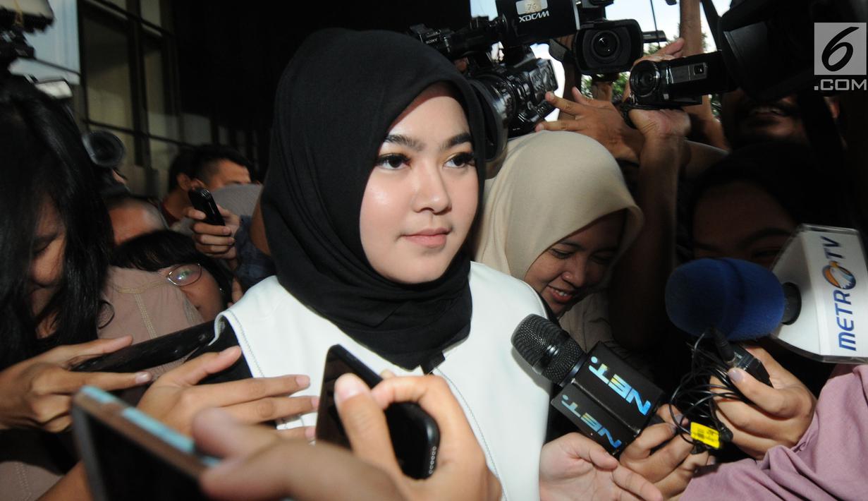 Istri tersangka Gubernur Jambi Zumi Zola, Sherin Taria usai menjalani pemeriksaan di gedung KPK, Jakarta, (22/5). Sherin diperiksa sebagai saksi terkait kasus dugaan suap dan gratifikasi atas proyek-proyek di Pemprov Jambi. (Merdeka.com/Dwi Narwoko)