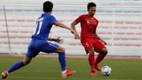 Bek Timnas Indonesia U-22, Bagas Adi, mengirim umpan saat melawan Thailand U-22 pada laga SEA Games 2019 di Stadion Rizal Memorial, Manila, Selasa (26/11). Indonesia menang 2-0 atas Thailand. (Bola.com/M Iqbal Ichsan)
