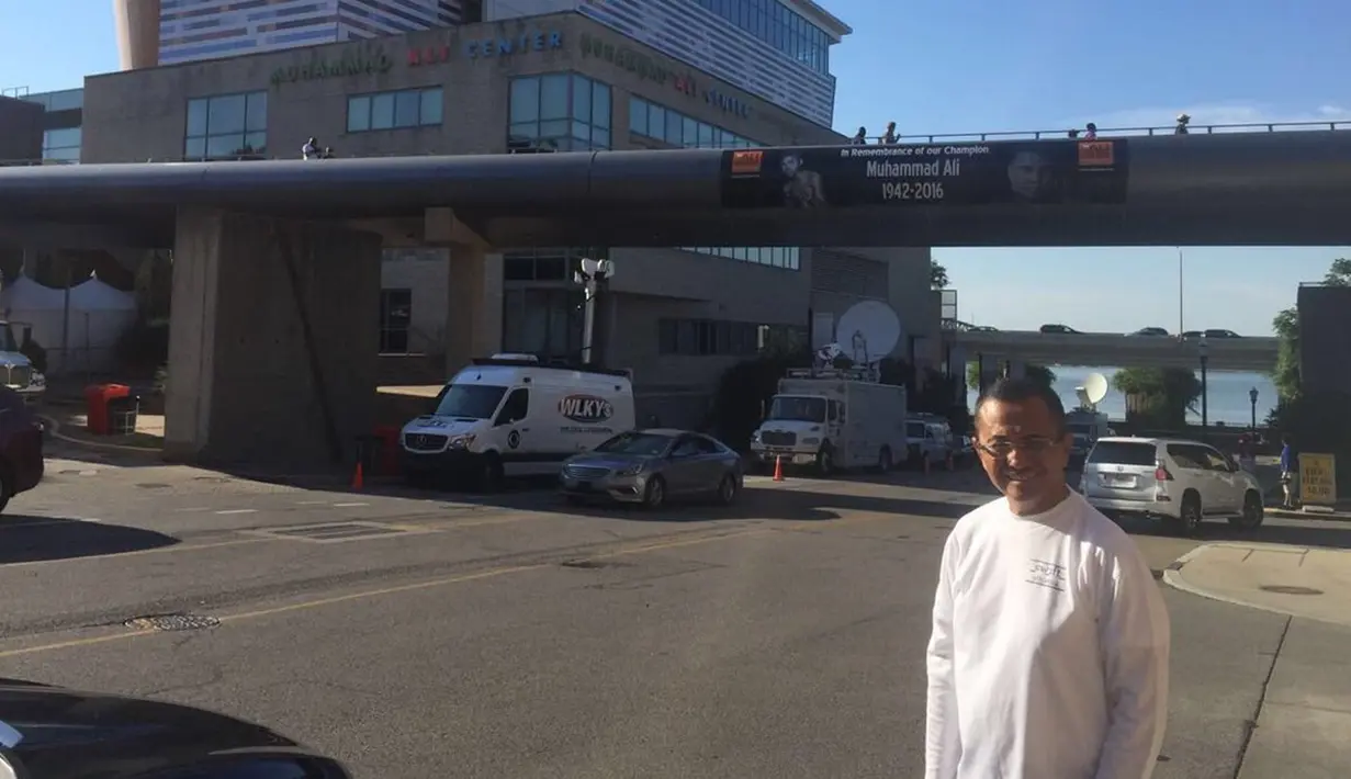 Mantan Menteri BUMN Dahlan Iskan memposting foto ketika dirinya berpose di Muhammad Ali Center. Dahlan Iskan membagikan ceritanya tentang momen bersejarah itu lewat media sosial. (twitter.com/iskan_dahlan)
