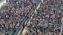 Lautan manusia memenuhi jembatan yang berada di atas sungai Danube sesaat setelah dimulainya Vienna City Marathon 2018 di Wina, Austria, Minggu (22/4). Acara lari maraton ini diikuti  peserta dari berbagai negara. (AP Photo /Ronald Zak)