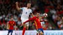 Pemain Inggris, Jordan Henderson (kiri), berebut bola dengan pemain Spanyol, Iago Aspas, dalam laga persahabatan di Stadion Wembley, Selasa (15/11/2016). (Action Images via Reuters/Carl Recine)