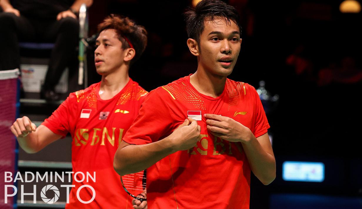 Pasangan ganda Indonesia, Fajar Alfian (kanan) melakukan hal yang sama. Ia dengan bangga menunjukkan bendera merah putih ke arah penonton yang memadati Ceres Arena. (Badminton Photo/Yohan Nonotte)