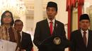 Presiden Joko Widodo atau Jokowi didampingi Wapres Jusuf Kalla, Menkeu Sri Mulyani, dan Seskab Pramono Anung saat memberi keterangan terkait THR di Istana Negara, Jakarta, Rabu (23/5). (Liputan6.com/Angga Yuniar)
