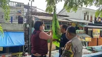 Polsek Metro Tanah Abang menertibkan bendera ormas yang terpasang secara ilegal di ruang publik. (Foto: dokumentasi Polsek Tanah Abang)
