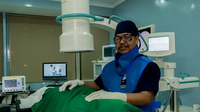 Dokter Ngurah saat melakukan tindakan minimal invasif pada pasien nyeri. (Foto: KL Klinik)