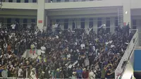 Suporter PSIS Semarang dan Persis Solo terlibat insiden saling lempar pada pertandingan Derbi Jawa Tengah yang berlangsung di Stadion Manahan, Solo, Sabtu (16/9/2023). (Bola.com/Radifa Arsa)