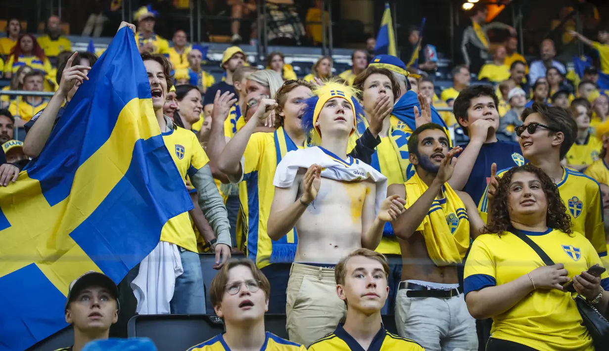 Suporter Swedia bersorak sebelum pertandingan melawan Norwegia pada pertandingan kedua Grup B4 UEFA Nations League di Stadion Friends Arena, Stockholm, Senin (6/6/2022). Norwegia menang atas Swedia 2-1. (Christine Olsson/TT News Agency via AP )