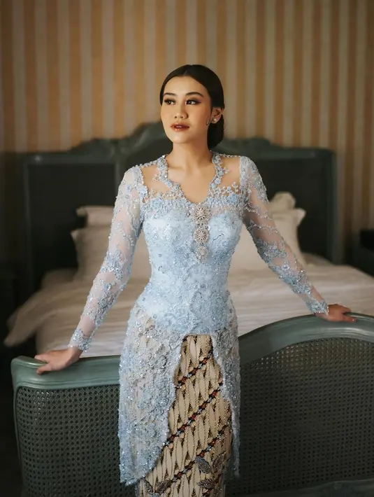Tak bisa melupakan kebaya lamaran Aaliyah Massaid. Ia memilih kebaya kutu baru panjang berwarna biru muda yang lembut. [Foto: Instagram/askyfebrianti]