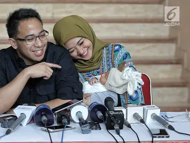 Artis Poppy Bunga bersama suaminya Muhammad Arkandra Malik Riphat memberi keterangan pers usai melahirkan anak kedua di RS Meilia, Depok, Jawa Barat, Jumat  (20/7). Poppy melahirkan anak laki-laki pada 17 Juli 2018. (Liputan6.com/Faizal Fanani)