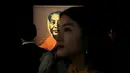Pengunjung berdiri di dekat lukisan Mao Zedong karya seniman Andy Warhol selama Modern and Contemporary Art Evening Sale di Hongkong, Jumat (31/3). Lukisan ini diharapkan bisa laku seharga USD 15 juta (sekitar Rp 200 miliar). (AP Photo / Vincent Yu)