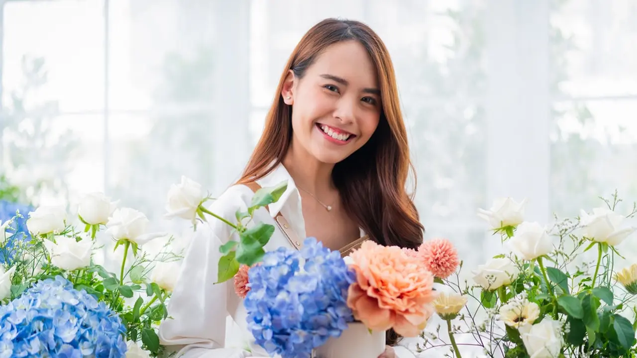 perempuan bahagia tertawa