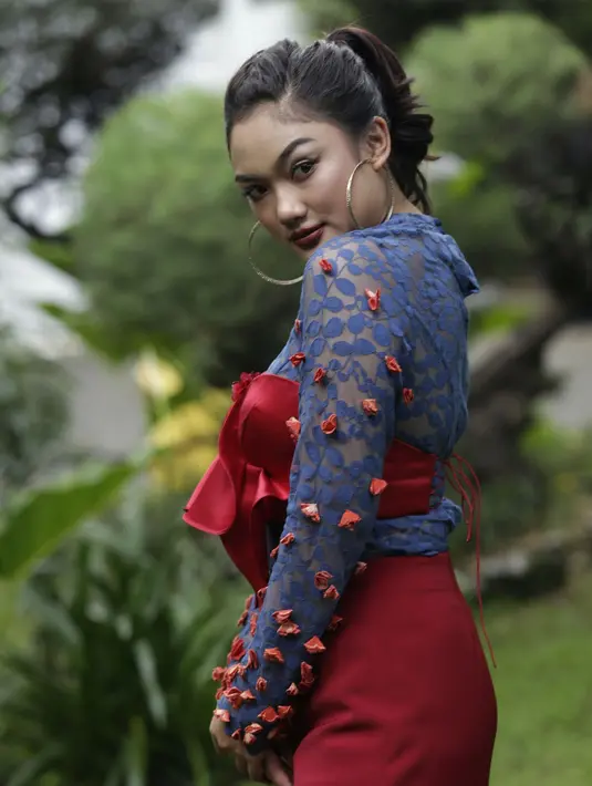 Pose seksi menyamping juga tidak luput ditampilkan Marion Jola. Kombinasi pakaian yang dipakai yakni merah dan biru menyempurnakan penampilan Marion. Dengan alis naiknya, juga membuat Marion makin terlihat sensual (KapanLagi.com/Agus Apriyanto)