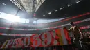 Para pendukung Benfica membentangkan banner dalam laga lanjutan Liga Portugal 2024/2025 melawan Sporting di Stadion da Luz, Lisbon, Portugal, Sabtu (10/05/2025) waktu setempat. (AFP/Patricia De Melo Moreira)