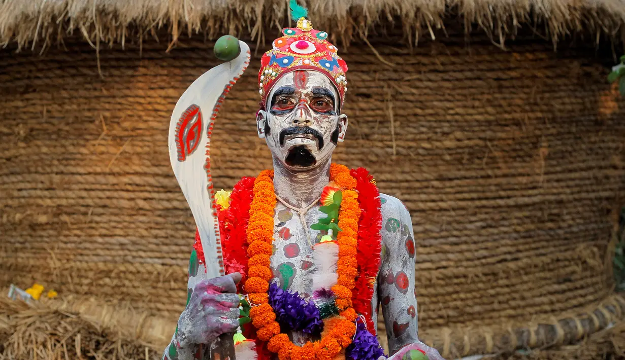 Seorang Penganut Hindu mengecat sekujur tubuhnya untuk melakukan ritual dari festival keagamaan Siwa Gajan di Bengal Barat , India , (11/4). Festival ini dilakukan sebagai penghormatan kepada Dewa Siwa. (REUTERS / Rupak De Chowdhuri)