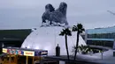 Godzilla raksasa menghiasi atap bioskop Cinerama Dome yang berlokasi di Hollywood, California, AS pada 20 Mei 2019. Hinggapnya godzilla raksasa untuk menyambut sekuel Godzilla: King of the Monsters yang akan dirilis pada 31 Mei 2019. (Photo by Chris Delmas / AFP)