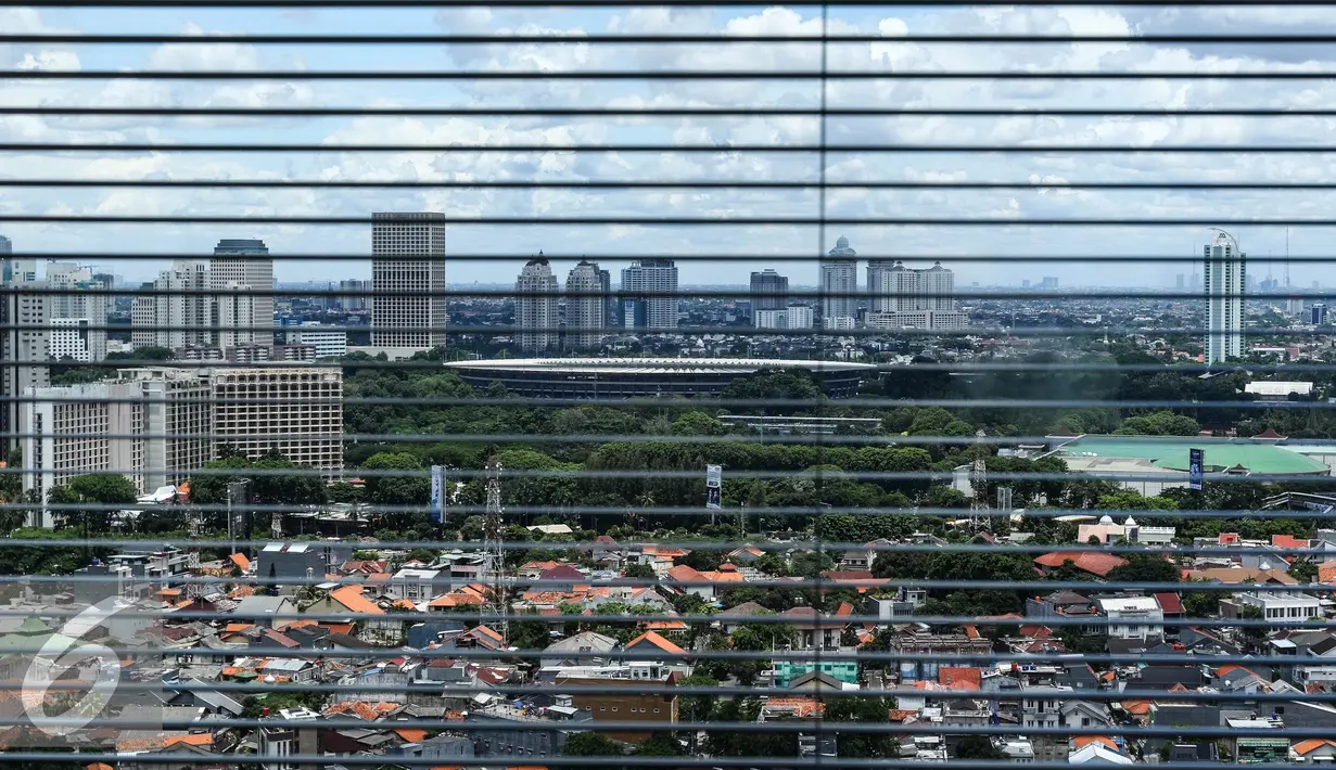 Suasana kota Jakarta yang dipadati gedung-gedung bertingkat, Sabtu, (1/10). Menurut data Council on Tall Building and Urban Habitat (CTBUH),  populasi gedung pencakar langit Jakarta setara dengan Kuala Lumpur. (Liputan6.com/Fery Pradolo)