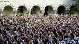 Aksi siswa St. Scholastica College mengacungkan jari telunjuk "nomor satu" saat menari massal dalam gerakan One Billion Rising di Filipina, Senin (15/2). Gerakan ini bentuk kampanye untuk menghentikan kekerasan terhadap perempuan. (AFP PHOTO/Noel CELIS)