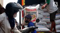 Selain perbandingan peningkatan produksi beras dengan konsumsi, aspek distribusi turut menjadi penyebab beras masih menjadi penyumbang inflasi nasional. Dengan begitu meski panen sudah terjadi di beberapa titik, distribusi yang terkendala tetap menjadi tantangan. (Liputan6.com/Angga Yuniar)