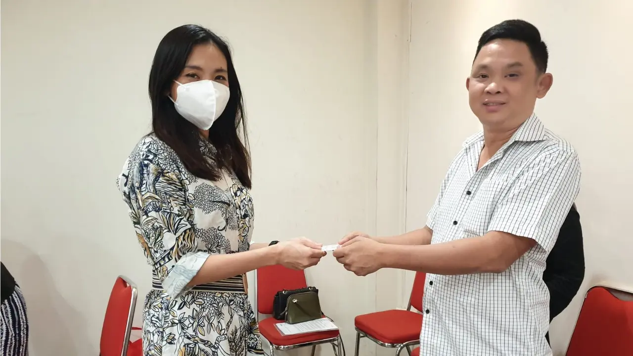 Pelanggan internet di Surabaya mendapat kejutan hadiah berupa logam mulia seberat 1 Gram dari Turbo Internet. (Dian Kurniawan/Liputan6.com)