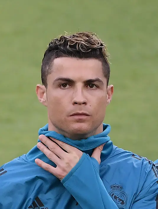 Ekspresi pemain Real Madrid, Cristiano Ronaldo saat sesi latihan di Allianz Stadium, Turin, Italia, Senin (2/4). Ronaldo sejauh ini telah menjadi top scorer dengan 10 gol. (AFP PHOTO/Marco BERTORELLO)