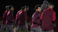 Mohamed Salah mulai berlatih dengan rekan setim jelang laga lanjutan Liga Champions melawan Napoli yang berlangsung di stadion Anfiled, Inggris, Rabu (13/12). Liverpool membutuhkan kemenangan agar bisa lolos ke babak gugur. (AFP/Paul Ellis)