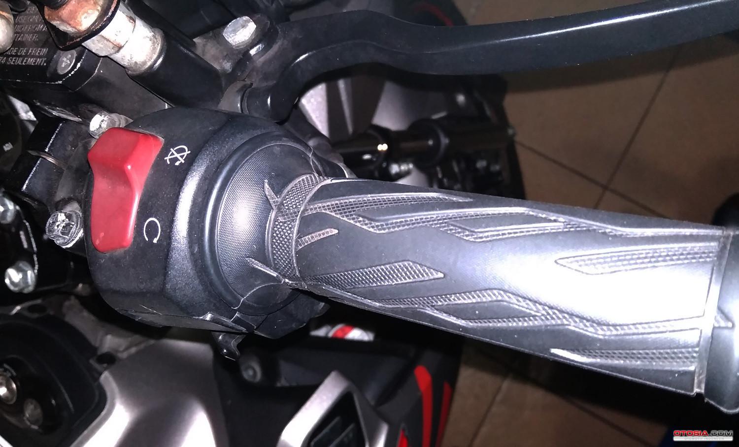 Handle gas motor Suzuki GSX-S (Otosia.com/Nazarudin Ray)