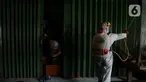 Petugas PMI melakukan penyemprotan disinfektan di pemukiman rumah warga  RW 01 Jakarta Pusat, kamis (9/7/2020). Penyemprotan ini untuk mencegah penyebaran virus corona (COVID-19). (merdeka.com/Imam Buhori)